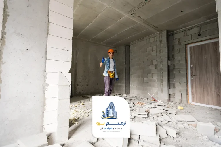 عمال يبنون جدار بلوك